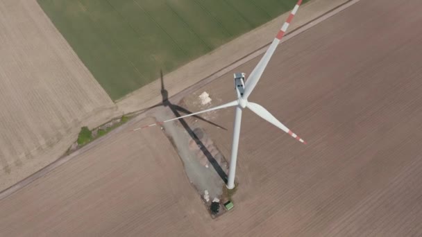Güneşli Bir Günde Tarlada Rüzgar Türbini Jeneratörünün Hava Görüntüsü — Stok video
