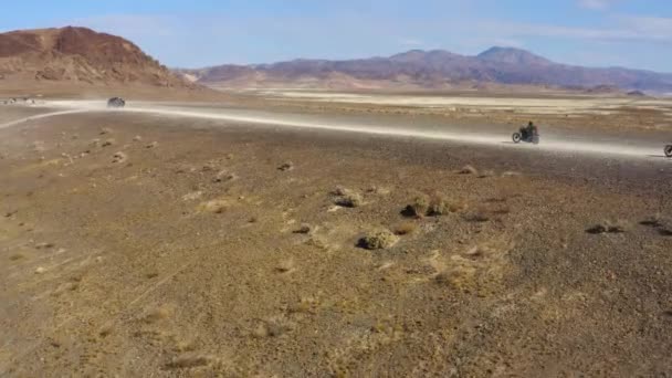 Grupo Motociclistas Escapando Exiliándose Desierto Trona Pináculo Desierto — Vídeo de stock