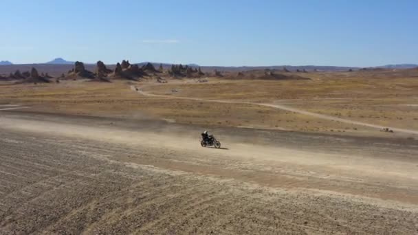 Drone Shot Biker Che Attraversa Deserto Pinnacles Durante Una Calda — Video Stock