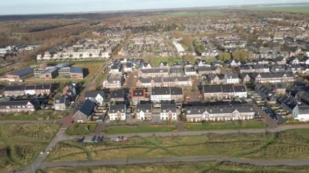 Luchtfoto Van Een Nieuwe Voorstedelijke Buurt Met Zonnepanelen Het Dak — Stockvideo