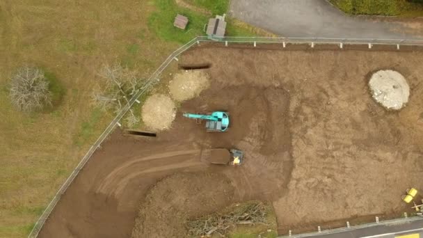 拖拉机把土壤从土地上移开 空中自上而下的视图 — 图库视频影像