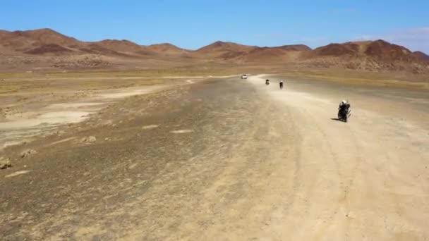 暑い晴れた日の砂漠でのオートバイのロードトリップ — ストック動画