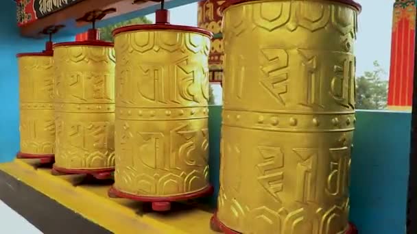 佛寺旋转祷告轮关闭在修道院从扁平的角度视频被拍摄在Bomdila修道院的Arunachal Prathe India — 图库视频影像