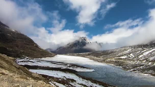 凍った湖と真っ青な空を持つ雪の山の時間経過フラットアングルビデオから朝の空はセラ タワン アラナカル プラデーシュ インディアで撮影されました — ストック動画