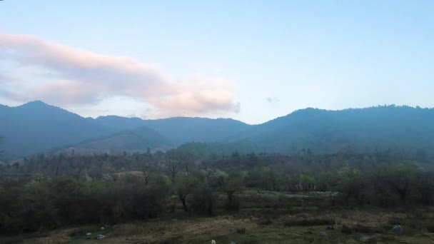 Laps Temps Vallée Montagne Couverte Forêt Dense Ciel Bleu Matin — Video