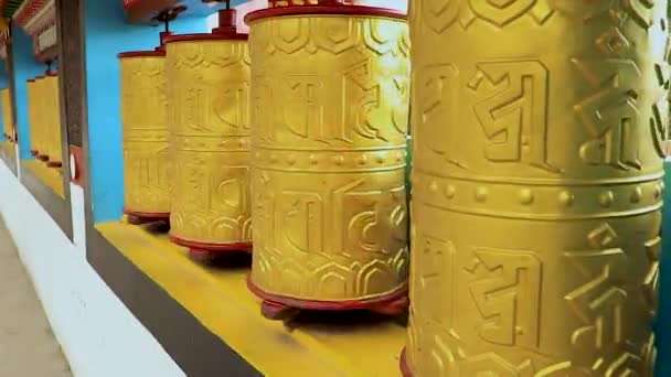 Буддийский Монастырь Крутящиеся Молитвенные Колеса Близко Монастыре Плоского Угла Видео — стоковое видео
