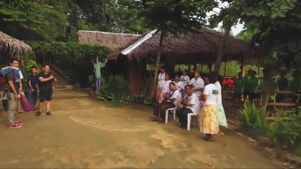 Yerliler Turistler Fotoğrafçılarla Ahşap Nipa Kulübesinde Şarkı Söyleyip Dans Ediyorlar — Stok video