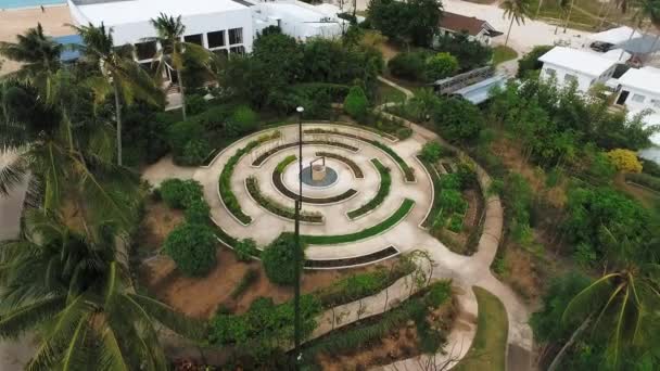 Cercle Labyrinthe Avec Dôme Volière Pour Cages Oiseaux Palmiers Derrière — Video