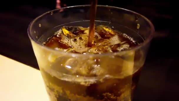 Detailní Záběr Nalévání Hnědý Kořen Piva Nebo Cola Nealkoholický Nápoj — Stock video