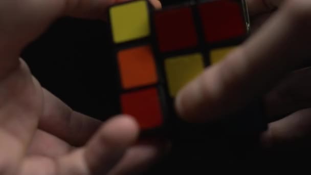 Vouwen Van Een Rubik Kubus Lucht Met Snelle Vingers — Stockvideo