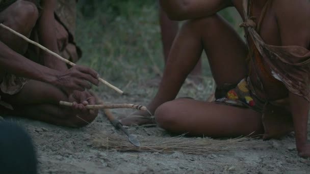 Due Giovani Uomini Nativi Che Dipingono Frecce — Video Stock