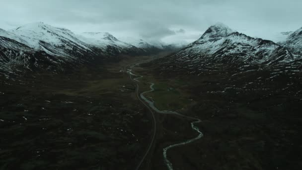 Volando Sobre Norte Islandia Hacia Montañas Nevadas Distancia Con Camino — Vídeo de stock