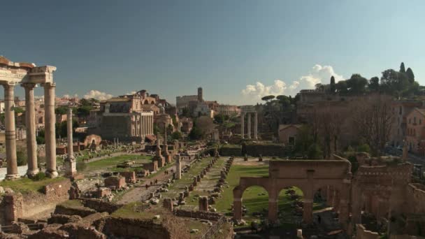 古代ローマの寺院の時間経過 ローマの古代寺院の周りを移動する観光客のドローンビュー 古代ローマの観光名所 ローマの観光名所 — ストック動画