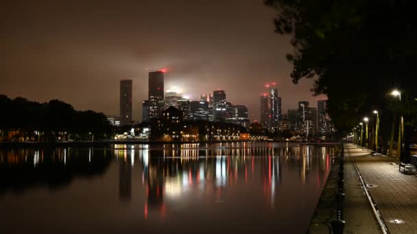 Een Mooie Weerspiegeling Van Een Stad Het Meer Time Lapse — Stockvideo