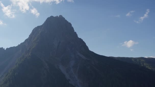 Scenic Antenne Drone Shot Van Een Rotsachtige Berg Top Oostenrijkse — Stockvideo