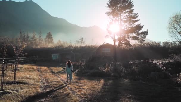 Fotógrafa Con Cámara Caminando Hacia Una Cabaña Valle Montañoso Durante — Vídeos de Stock
