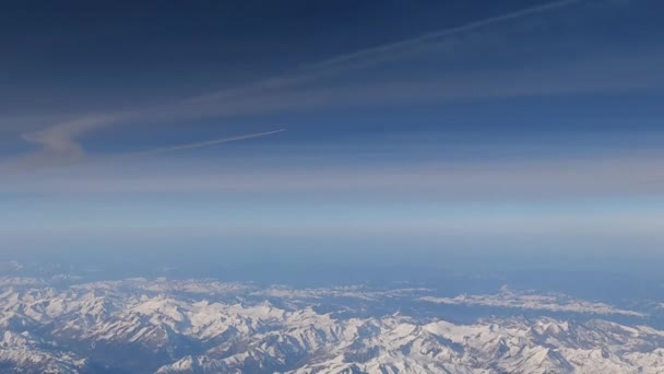 Blick Aus Einem Flugzeug Flug Über Weite Gebirgszüge Schnee Winter — Stockvideo