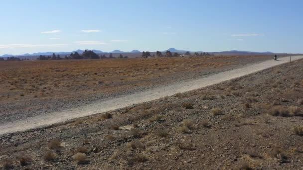 在美国加州的Trona Pinnacles沙漠大道骑摩托车的速度很慢 — 图库视频影像