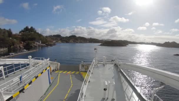 Navegación Ferry Eléctrico Hjellestad Hermoso Tiempo Soleado Largo Costa Noruega — Vídeos de Stock