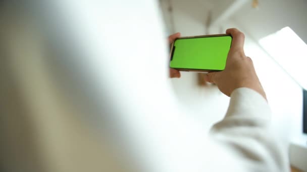 Закрыть Снимок Человека Использующего Свой Смартфон Макияжем Зеленого Экрана Hontal — стоковое видео