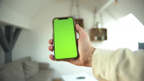 Een Man Met Smartphone Met Greenscreen Tikken Mobiele Telefoon White — Stockvideo