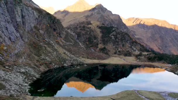 Lac Espingo Jezero Odrážející Nedaleké Vrcholy Klidnou Vodou Haute Garonne — Stock video