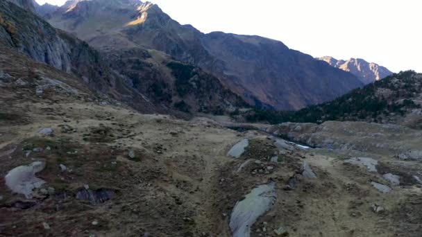 Lac Espingo Lago Deflusso Montagna Alta Garonna Pyrnes Francia Dietro — Video Stock