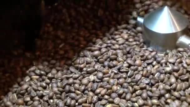 Kaffebönor Roaster Blandning Och Vrida Kornen Med Stålarmar Handhållen Närbild — Stockvideo