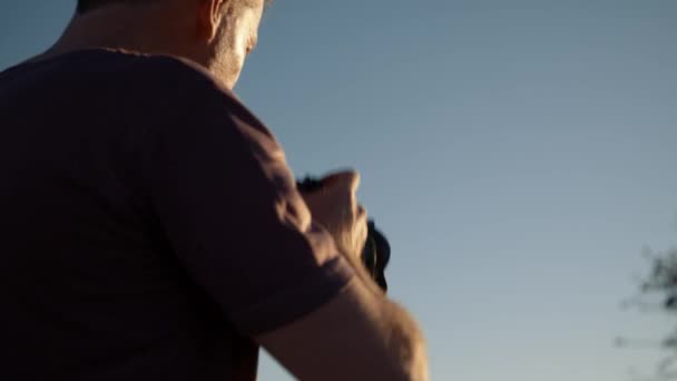 Средний Ручной Снимок Туристического Фотографа Поднимающего Камеру Фотографирующего Проверяющего Полуденным — стоковое видео