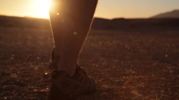Драматический Снимок Обуви Туриста Идущего Закату Солнца Пустыне Африке Горой — стоковое видео