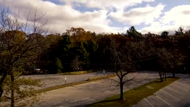 マスキーゴンのクルーズパーク 満開の秋の色 — ストック動画