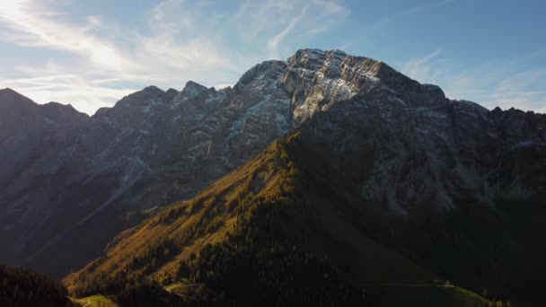 Vliegen Beierse Alpen Ochtend Licht Raakt Het Bos Een Deel — Stockvideo