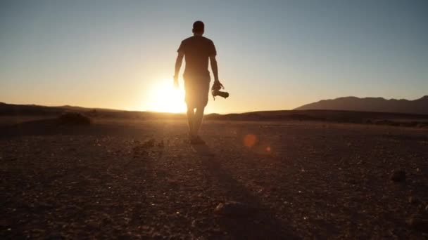 Dramatický Široký Sledovat Záběr Turistického Fotografa Kráčejícího Slunci Poušti Africe — Stock video