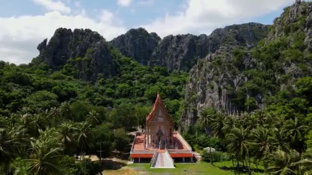 Letecké Záběry Směrem Buddhistickému Chrámu Vysoké Nadmořské Výšky Odhalující Kokosy — Stock video