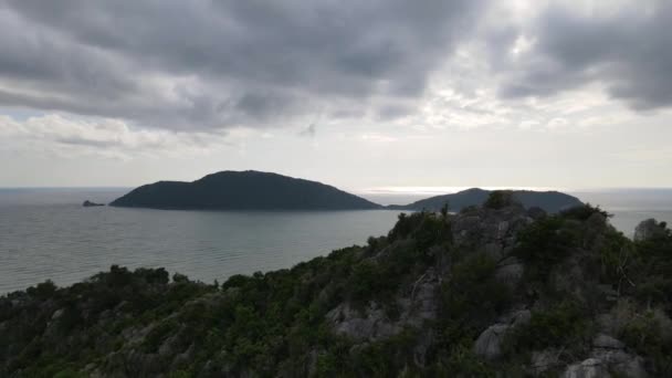 石灰岩の山の上の空中逆映像も水平線の3つの島を明らかにする ヨット国立公園 Prachuap Khiri Khan Thailand — ストック動画