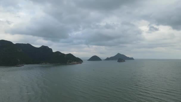 Umgekehrte Luftaufnahmen Dieser Wunderschönen Meereslandschaft Die Drei Inseln Berge Und — Stockvideo