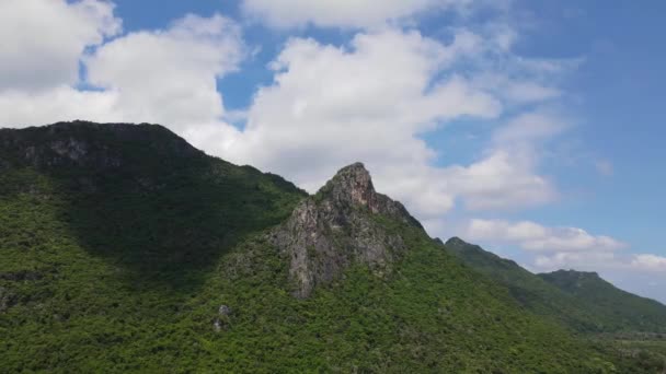 Inverser Séquence Aérienne Ces Montagnes Calcaires Une Tour Sautant Nuages — Video