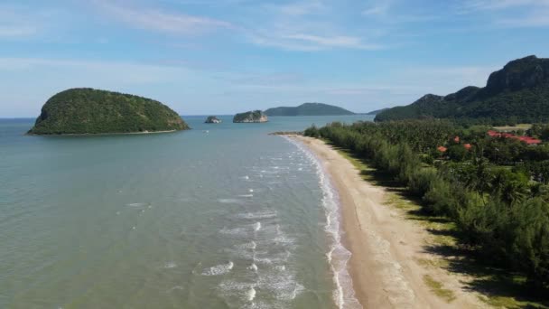 从高空拍摄的稳定的空中镜头 显示海浪向海岸 海滨和屋顶 岛屿和蓝天移动 泰国Prachuap Khiri Khan的Dolphin Bay Sam Roi — 图库视频影像