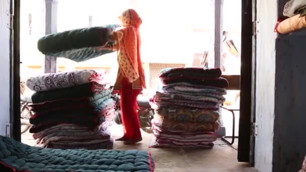 Authentische Szene Einer Inderin Bei Der Arbeit Die Decken Einem — Stockvideo