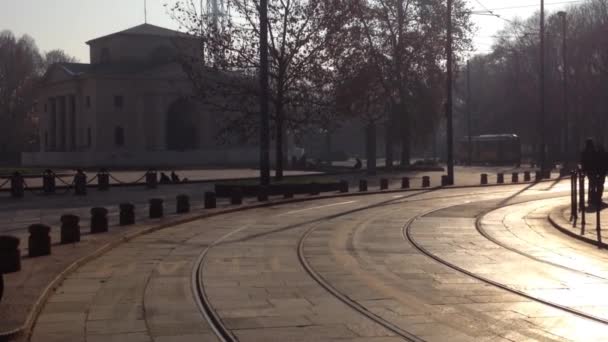 意大利米兰市在电车轨道上运行的旧黄色有轨电车的城市现实生活场景 — 图库视频影像