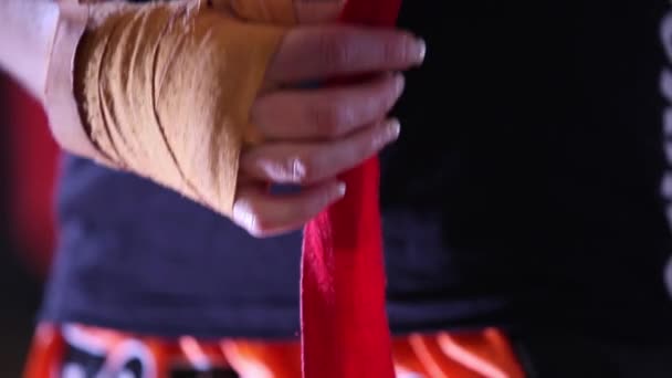 Extrémní Detailní Pohled Profesionální Boxerky Balící Ruce Žlutým Červeným Ochranným — Stock video
