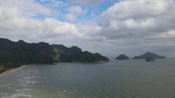 Aerial Footage Sliding Left Revealing Beautiful Seascape Fishing Village Estuary — Stock Video
