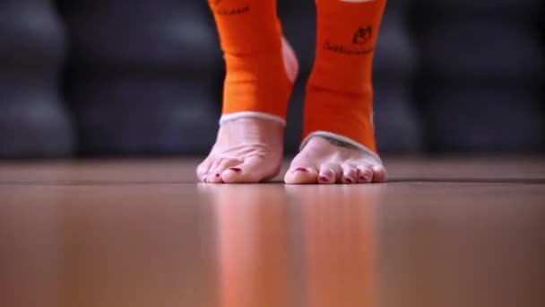 女子职业拳击手跳绳跳绳带绷带脚的详细情况 供体操训练用 低角度地平面Pov — 图库视频影像