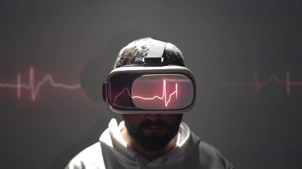 仮想現実と医療の概念です 心臓のリズム プロジェクションと仮想診断でVrゴーグルを身に着けている人 — ストック動画