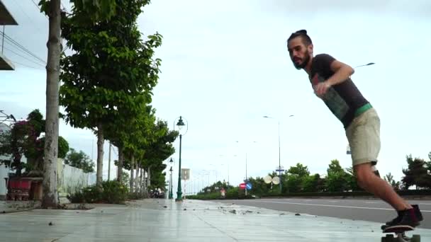 Skateboarding Man Rides Skateboard Hacer Tallado Torneado Trucos Calle Ángulo — Vídeo de stock