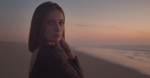 Model Wanita Cantik Melihat Kamera Sementara Garis Pantai Laut — Stok Video