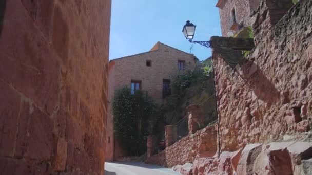 Rote Backsteinmauern Von Häusern Aus Alten Mittelalterlichen Straßen Vilafames Castellon — Stockvideo