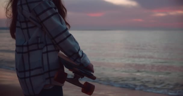 Casual Feminino Segurando Skate Suas Mãos Enquanto Costa Mar — Vídeo de Stock