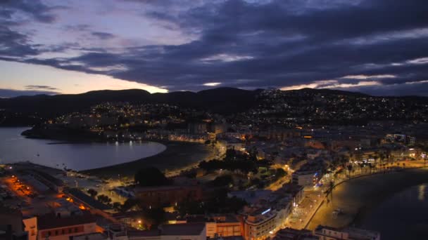 在1080P的视频拍摄中 卡斯特隆半岛的城市景观从一个很高的角度被拍摄到 西班牙佩尼斯科拉的屋顶和周围的墙壁在夜间环绕着有褶皱的建筑物飞行 — 图库视频影像