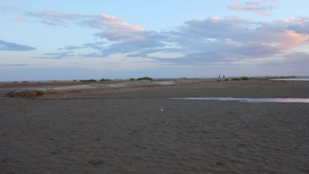 Slidershot Goldenen Sonnenuntergang Sandstrand Und Wellen Wellen Des Mittelmeeres Rollen — Stockvideo